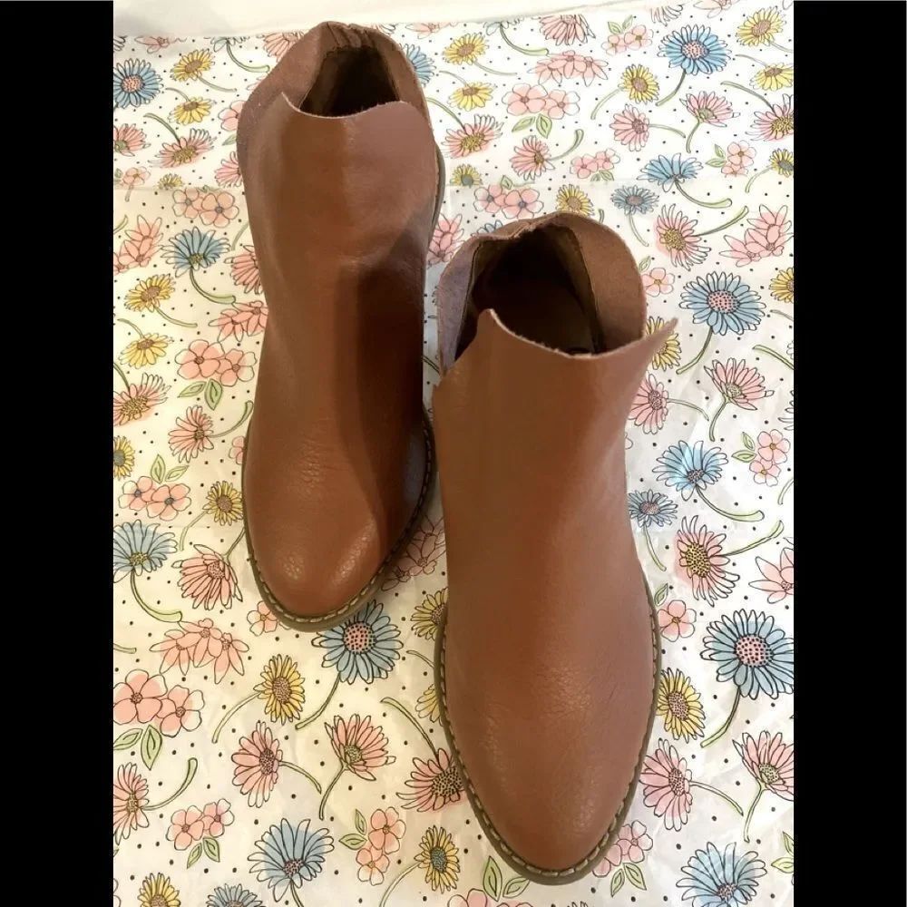 💥Universal Thread Shoe Slip On Ankle Boot Size: 5 1/2 W
